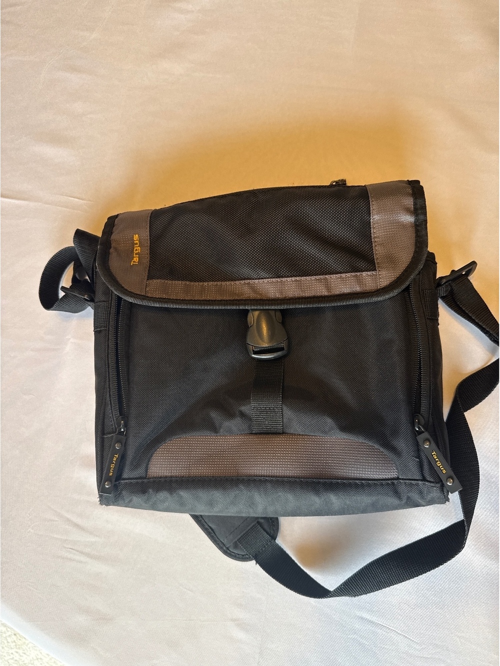 Targus CityGear Crossbody Mini Messenger Bag